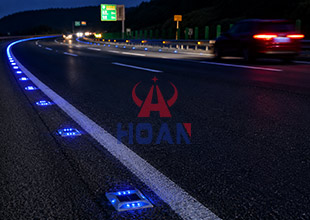 Cómo las tachas solares led mejoran la seguridad en las autopistas